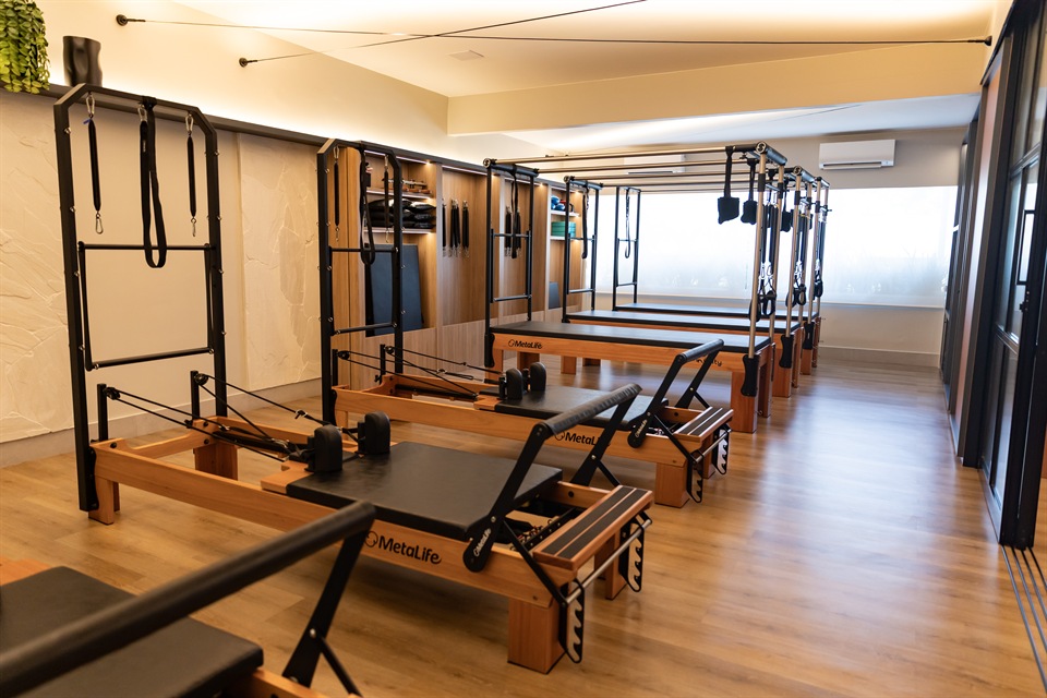 Ambiente do Studio 9 Pilates com aparelhos preparados para as aulas